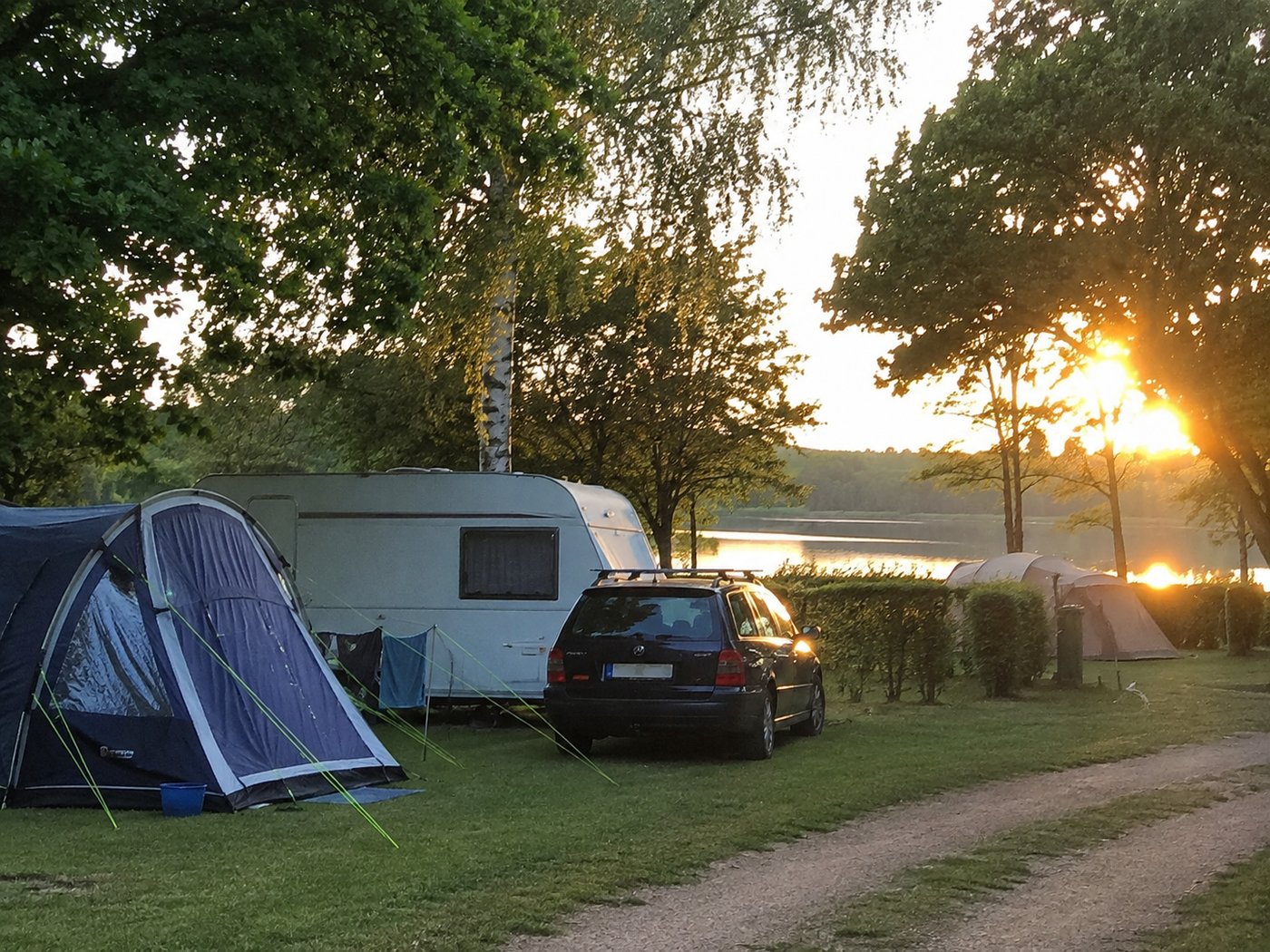 Campingplatz am See in der Abenddämmerung