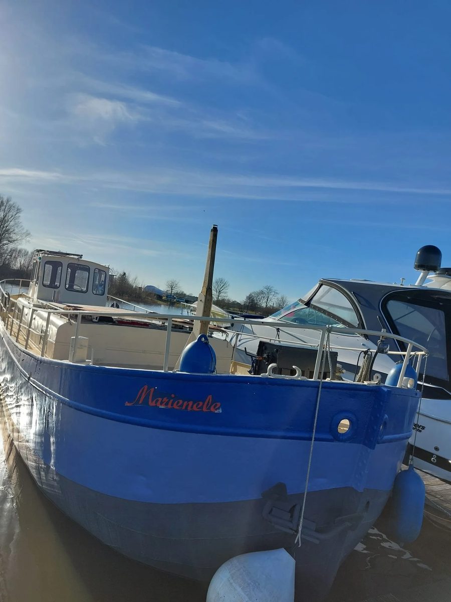 Die Marinele im Hafen, Außenansicht mit Namenszug