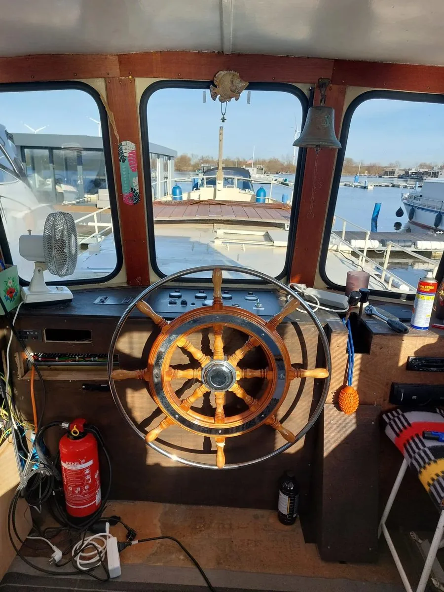 Die Marinele, weitere Außenansicht im Hafen