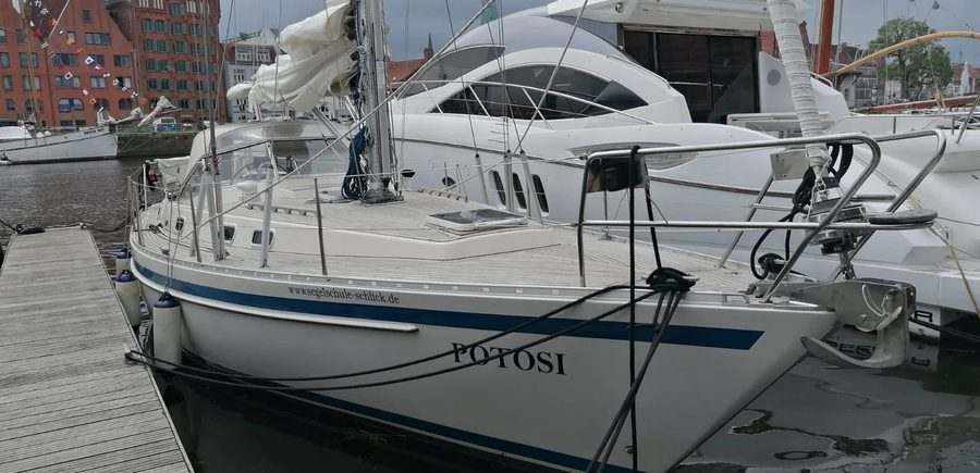 Die Potosi im Hafen, mit Namenszug am Heck