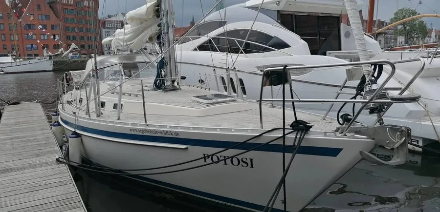 Die Potosi im Hafen, mit Namenszug am Heck