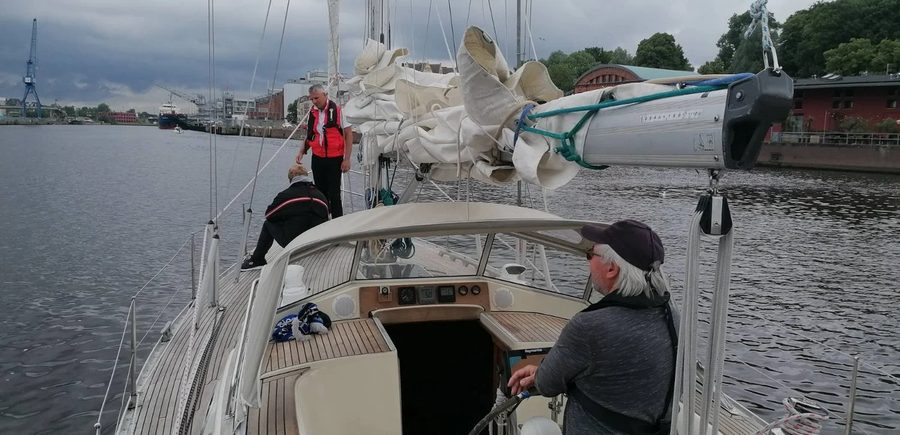 Crew an Deck der Potosi beim Segelsetzen